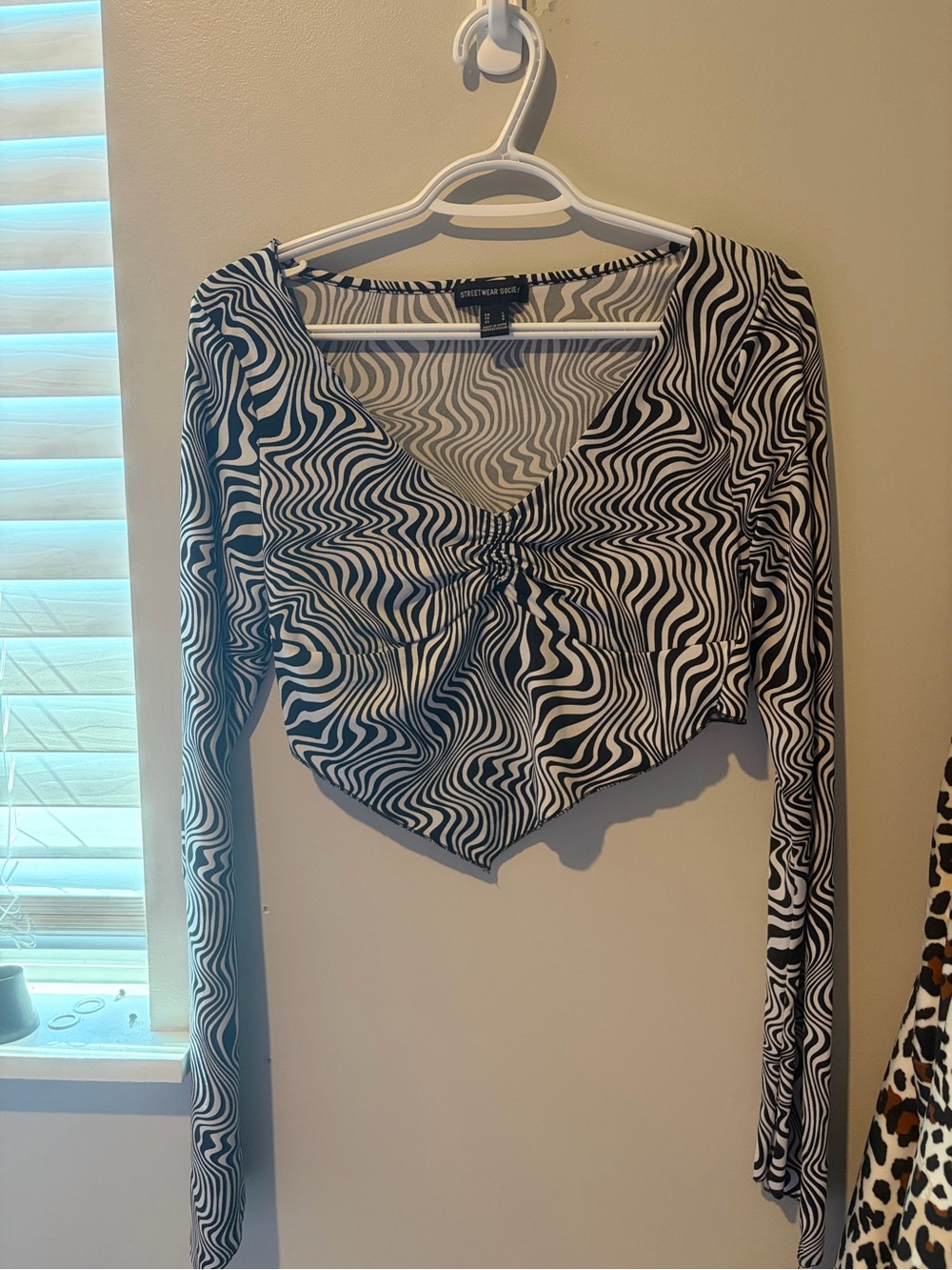 SHEIN Black & White Swirl Long-Sleeve Ruched V-Neck Crop Top